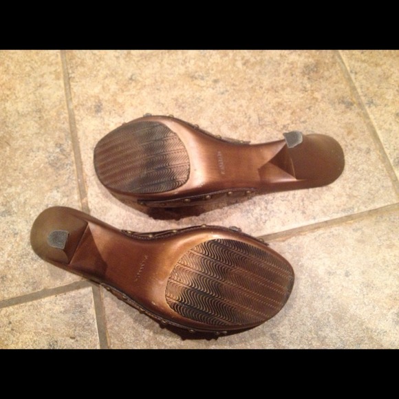 SOLD Shiny Brown/Gold Heels X-Appeal Size 9 - Picture 3 of 4