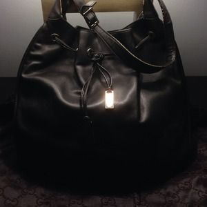 Gucci black leather handbag. (Authentic)