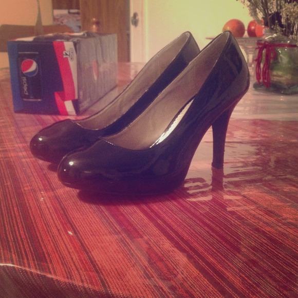 Fioni size 7 black pumps
