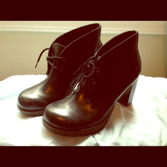 Dr. Martens Viviana 2 Eye Desert Boot