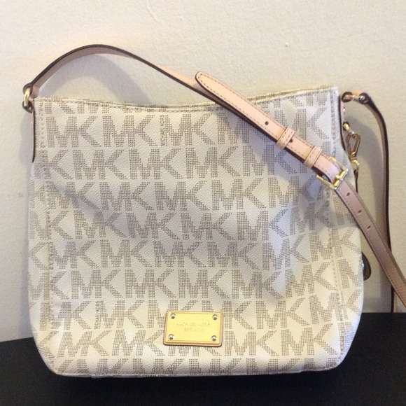 **ON HOLD**Authentic Michael kors Large cross body