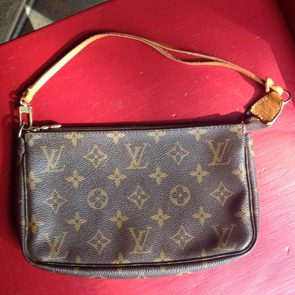 Louis Vuitton Handbags - Auth. Louis Vuitton Pochette Pouchette handbag.