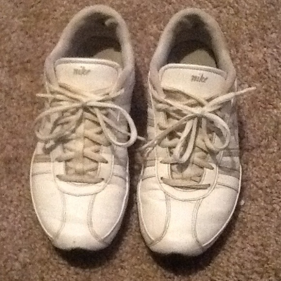 🎀Given away🎀Nike tennis shoes 👟👍😊