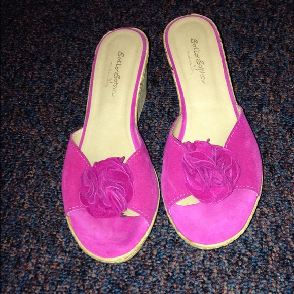 Pretty pink wedge sandals 💗 2" heel. Very comfy!