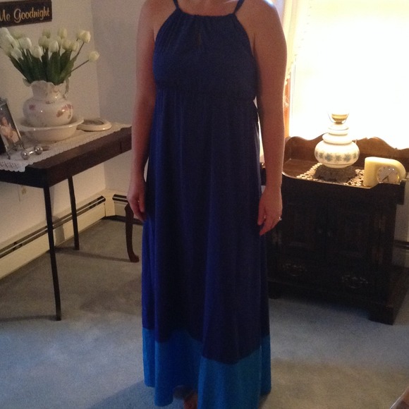 Silky blue color block maxi dress. - Picture 4 of 4