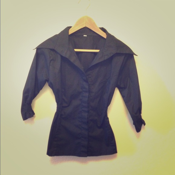 🚫SOLD🚫🎀Black button up with a big collar🎀