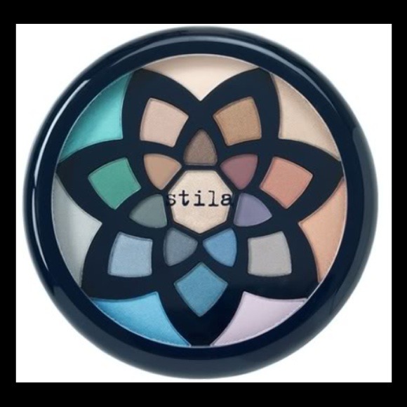 Stila Daydream eyeshadow palette. 22 colors
