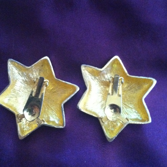 Goldtone  Star Earrings - Picture 2 of 2