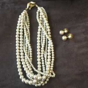 🚫SOLD🚫Pearl necklace w/ matching earrings
