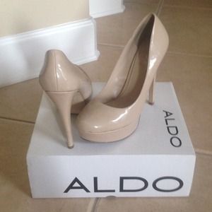 Nude Aldo high heel pumps