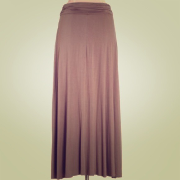🌟Taupe maxi skirt!🌟