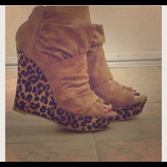 Very cute brown and cheetah print  bootees