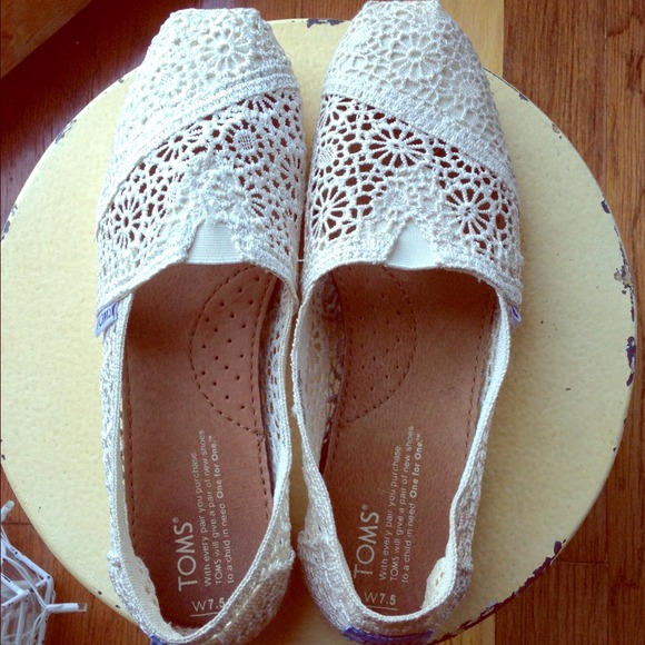 🔴Traded!🔴 White Crotchet Toms! New!