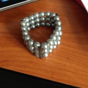 Pretty silver bracelet. Stretches. :-)