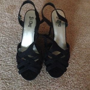 Black strap wedge