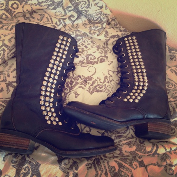 ❌Sold❌ STEVE MADDEN Leather Studded Combat Boots