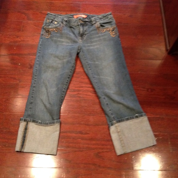 Adorable cuffed capris with pocket detail