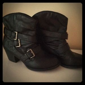Ankle height black low heel boots!