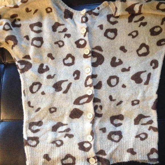 Cheetah print button up back sweater - Picture 2 of 2