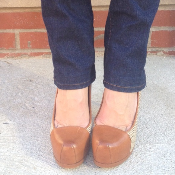 SALE🙀 YSL Tribute Two cap toe pumps! - Picture 2 of 4