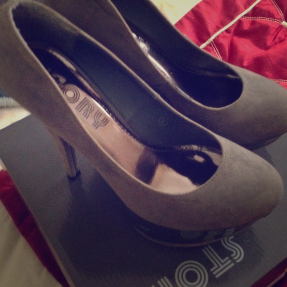 ☑️Grey heels