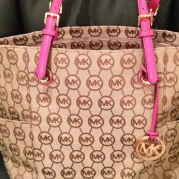 Looking for a Michael kors tote like this !:) - Picture 1 of 1