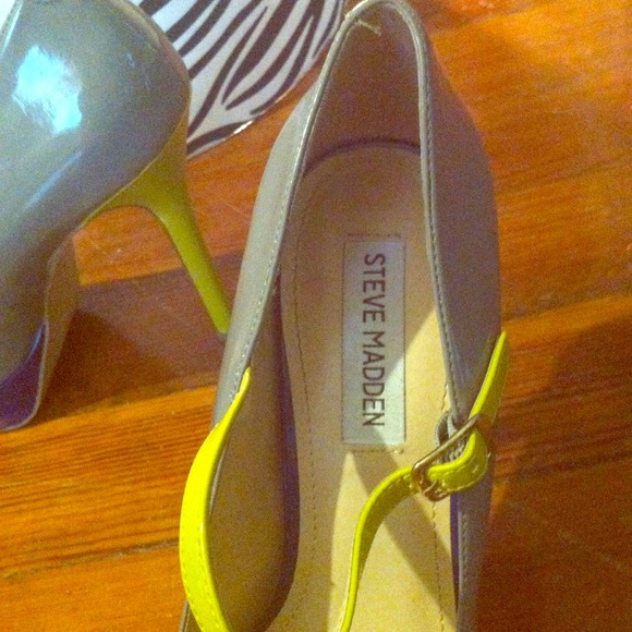 Steve Madden multi colored pump