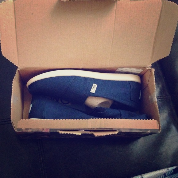 Navy toms