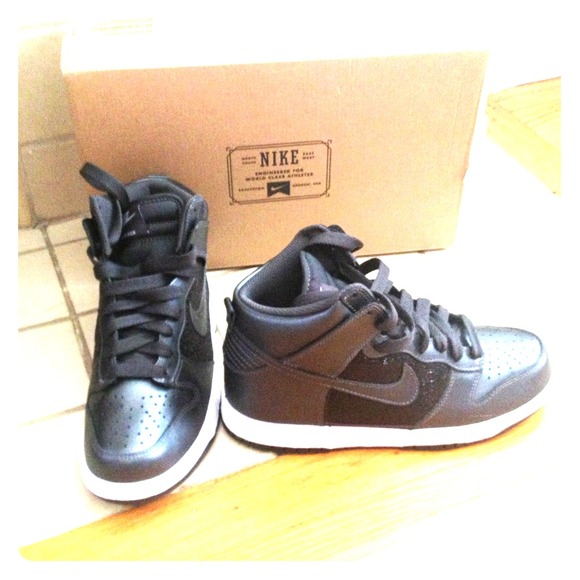 Authentic WMNS Metallic Black NIKE Dunk High tops!