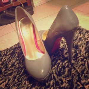 Sexy grey faux patent leather heels!!!