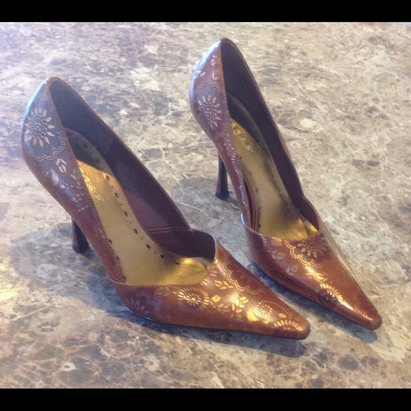Cute BCBG Golden flourish pumps!