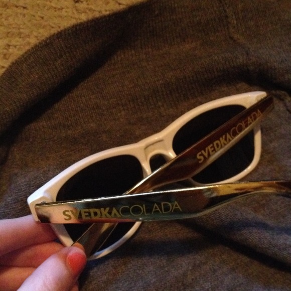 Free w bundle Svedka:sunglasses &2 jelly keychains - Picture 2 of 4