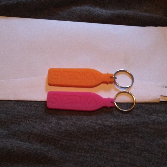 Free w bundle Svedka:sunglasses &2 jelly keychains - Picture 3 of 4