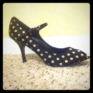 ***price slashed! Nine West peep toe pumps***