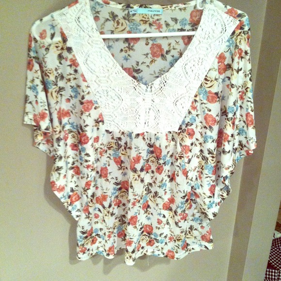 SOLD!!!! Flutter-sleeved flower top
