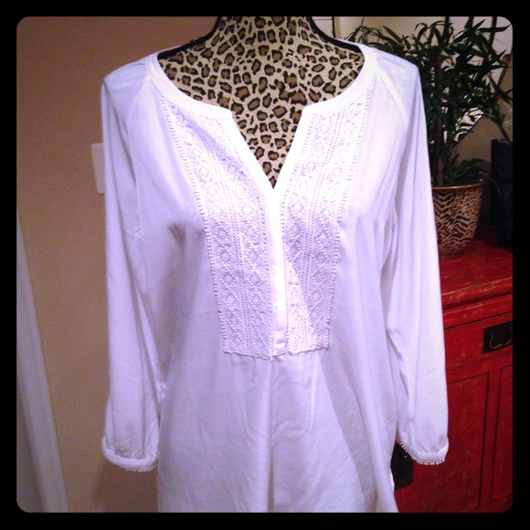 HOLDING for @Brendaj521 White Tunic Top