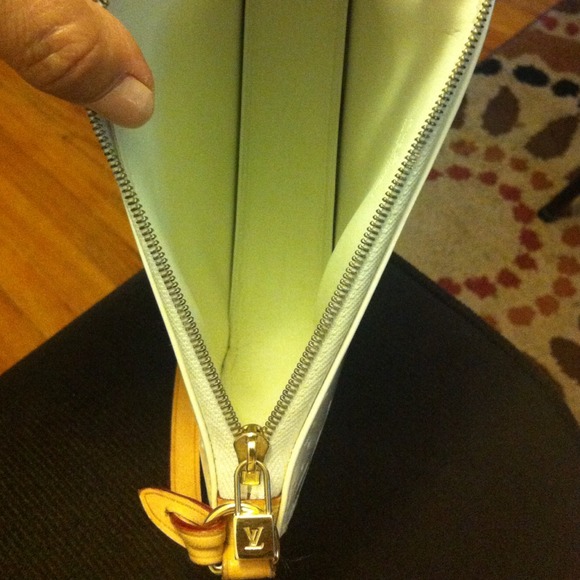 ***SOLD***💯% Authentic Vernis mini purse - Picture 4 of 4