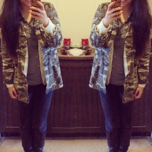 🚫BUNDLED🚫 Camo Utility Jacket with Rhinestones - Picture 2 of 3