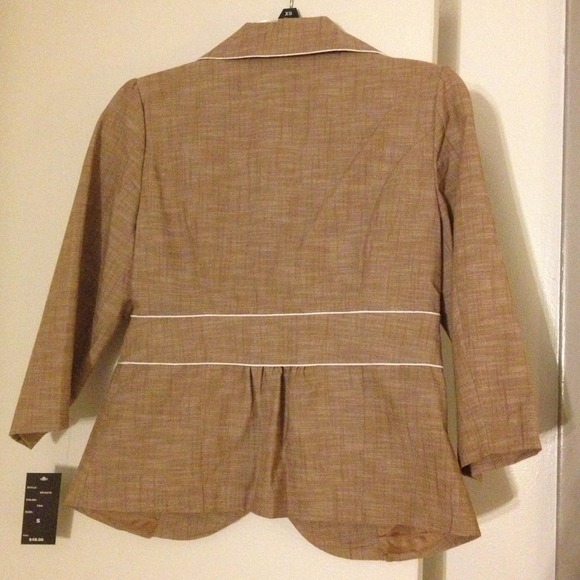 🚫SOLD in Bundle. New Tan Blazer - Picture 2 of 2