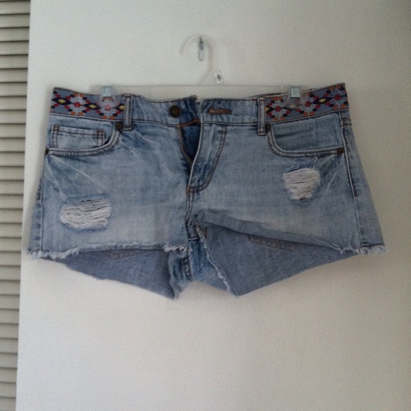 SOLD ❤️light wash denim cut offs❤️