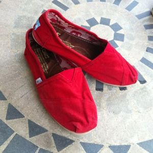 Red "TOMS"