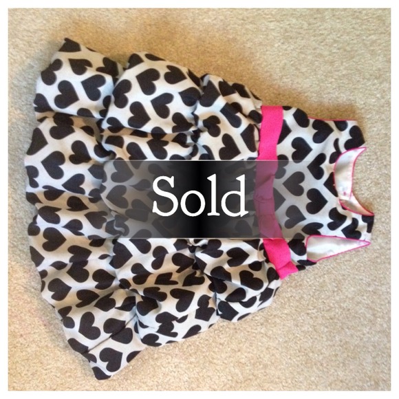 HOLDGirls dress size 2T hearts & ruffles