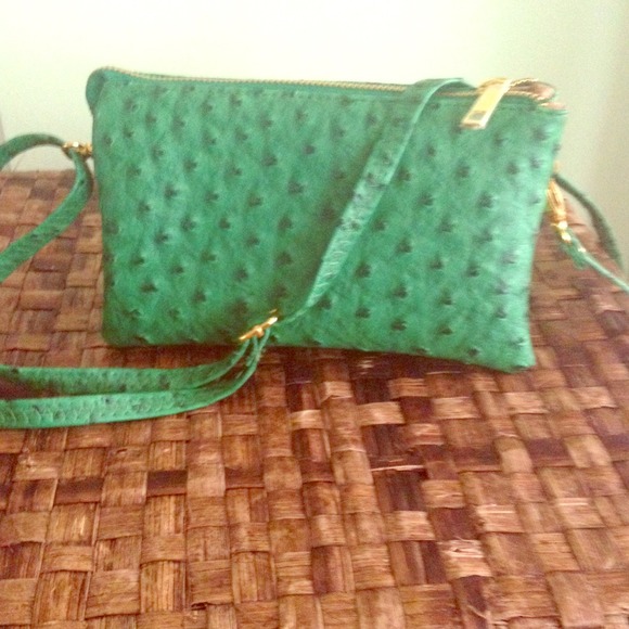 ✨Brand New Chic Emerald Cross Over Bag✨