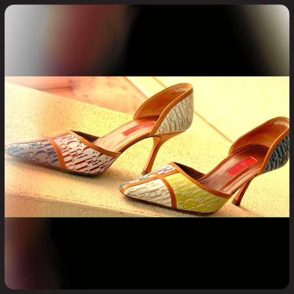 Vintage rare Carolina Herrera pumps. JUST REDUCED