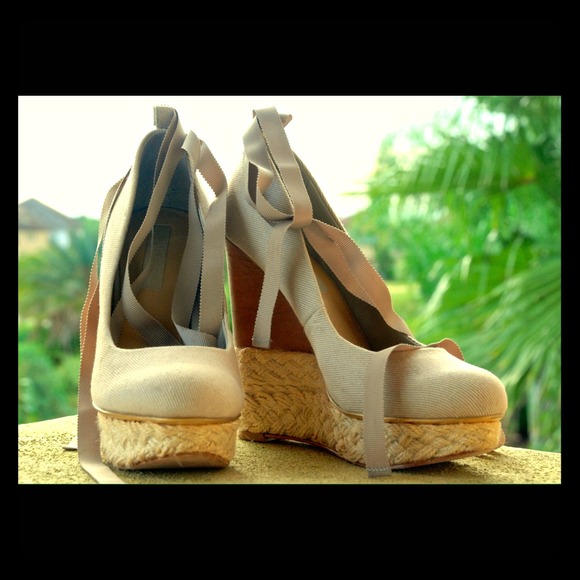 Like new!! Beige fabric platform espadrilles.