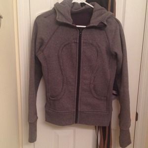 EUC Lululemon Wee stripe scuba in grey! Size 6