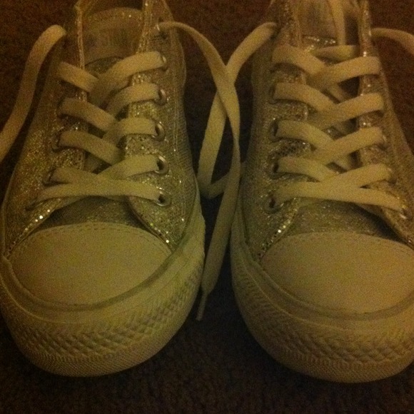 Sparkling silver converse ! NWOT