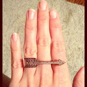 ⬇️ Host pick! Arrow ring (size 7)