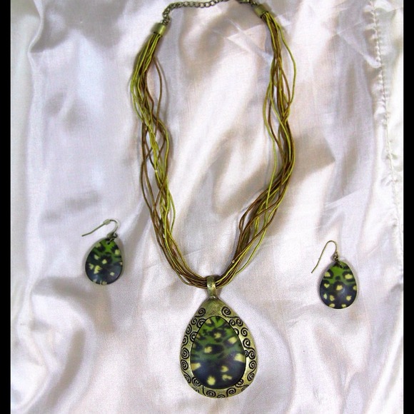 🌟REDUCED🌟VTG Jungle Printed Necklace Earrings