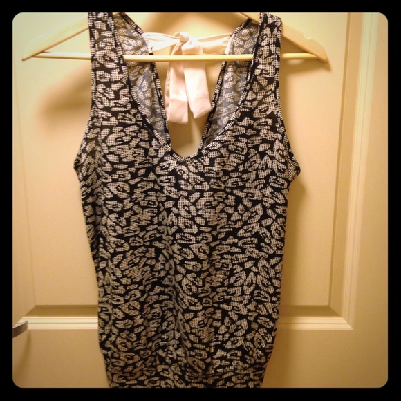 V-neck/back sleeveless top with cream colored tie.
